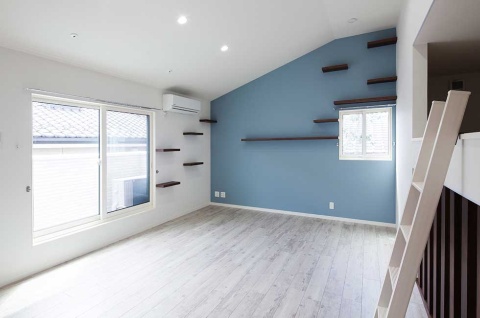 ネコが爪とぎをしても傷つきにくいクロスを採用。ネコが窓から外を眺められる高さにもキャットウォークが設置されている