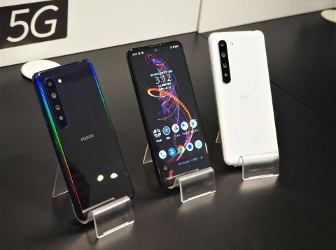 シャープ初の5G対応スマートフォン「AQUOS R5G」。フラッグシップモデルならではの高い性能に加え、4つのカメラを搭載しているのが特徴