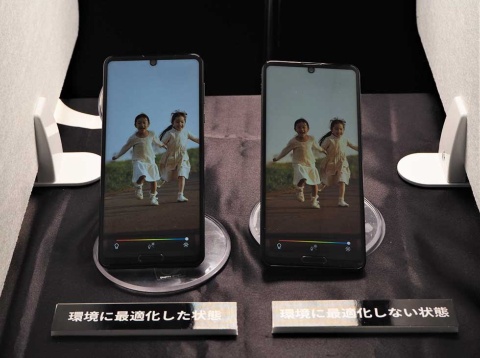 スマートカラーマッチング機能のデモ。周囲が寒色系の色の部屋では、通常ディスプレーの色がやや暖色気味になるが、この機能を使えば環境に応じて正しい色合いで表示してくれるという