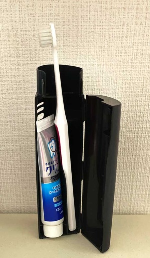 MIGACOTのケースには、クリニカ、クリニカアドバンテージ、システマ、NONIO、デントヘルスのミニ歯磨き粉と歯ブラシが収納できる
