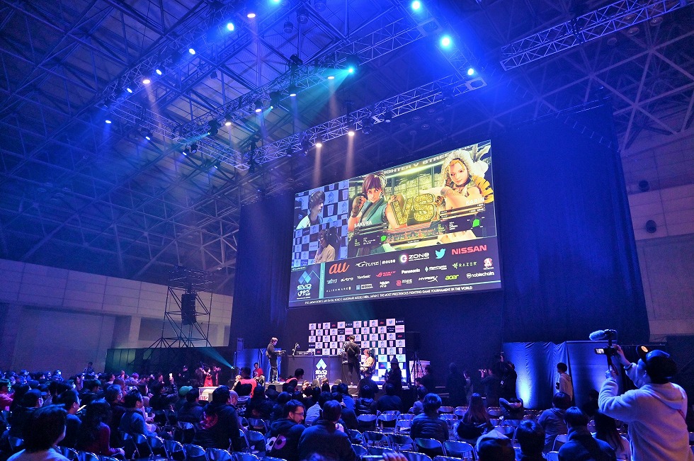 EVO Japanは大手企業がスポンサーを務めることでも知られる。試合開始前には大型ディスプレーにスポンサー企業のロゴがずらり