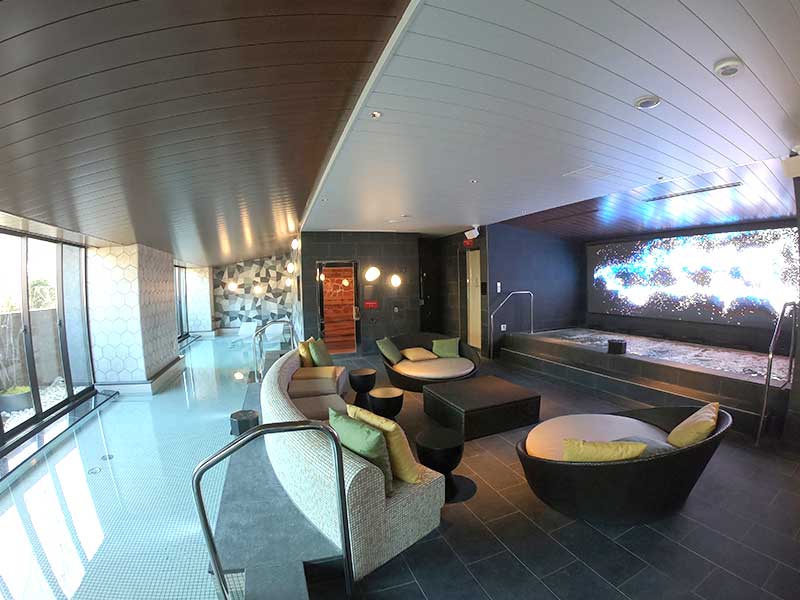 水着着用の混浴大浴場　箱根にできた「ネオ温泉宿」の驚き