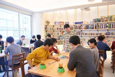 20~30代の若者がボードゲームで盛り上がる「JELLY JELLY CAFE」の店内