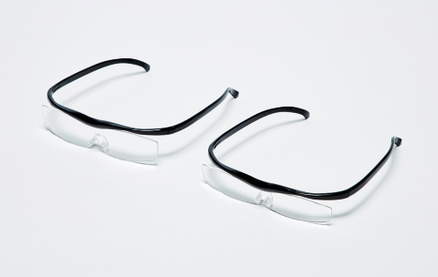 「HAZUKI for UNITED ARROWS」。「ハズキ コンパクト」(左。倍率は1.85、1.6、1.32の3種類)と「ハズキ クール」(右。倍率は1.6、1.32の2種類)。各1万167円(税別)。ユナイテッドアローズ全店 (ディストリクト ユナイテッドアローズ、ウィメンズストアは除く)とオンラインストアで取り扱う