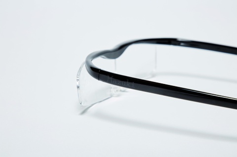 通常商品ではフレームと色を変えて「HAZUKI」のロゴを目立たせているが、コラボ商品では同色に統一