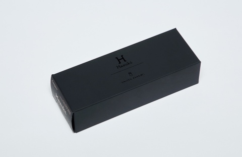黒を基調とし、「HAZUKI」と「UNITED ARROWS」のダブルネームのロゴで仕上げた特別仕様の外箱