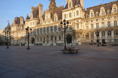 いつもは多くの観光客や地元住民でにぎわうパリ市庁舎前の広場。外出禁止によりガランとしている