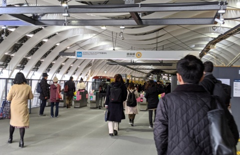 改札や階段などの混みぐあいを乗車中に知ることができる(写真/湯浅英夫)