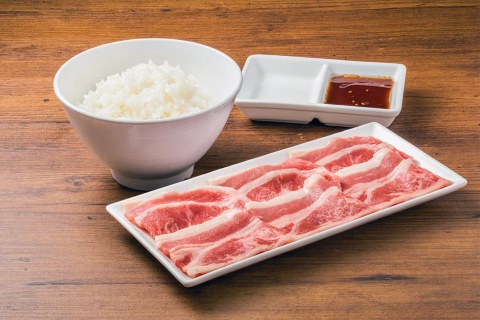 「焼肉ライク 松戸南花島店」では、バラカルビ100gとライスのセットを350円(税抜き)で販売する