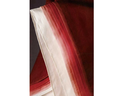 十二単(ひとえ)のように異なる色を重ねて美しい色調を作る手法が「重ねの色目」