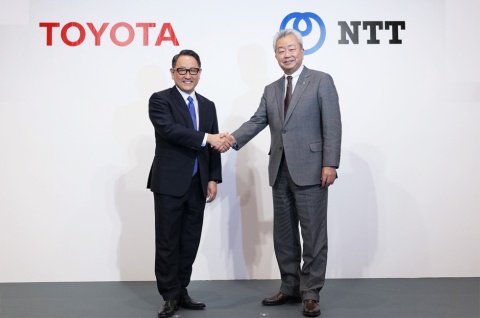 業務資本提携を発表したトヨタ自動車の豊田章男社長（写真左）と、NTTの澤田純社長
