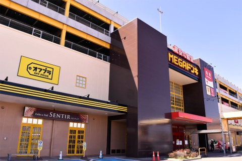 MEGAドン・キホーテUNY大口店は、アピタ大口店からの業態転換で2020年3月24日にリニューアルオープン。18年2月からスタートしたユニー系列のアピタ、ピアゴのWネームによるリニューアルはこれで30店舗超となる