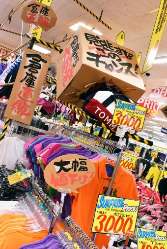 段ボールなどを使った手書きのポップも随所に