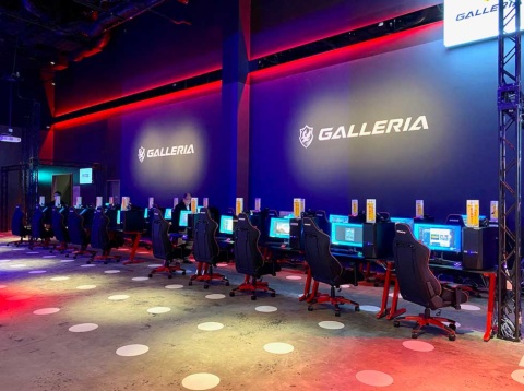 パソコンで遊べるeスポーツタイトルを自由に体験できる「ガレリアラウンジPC体験エリア」。24台のパソコンが設置されていて、初心者からプロまで利用できる