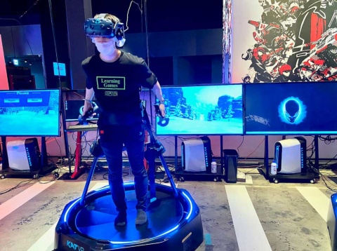 中国のKATVR社が開発した日本初導入の「KATWALK」を用いたVR体験ができる「超没入型VR体験エリア」。スキーゲームの所要時間は約12分