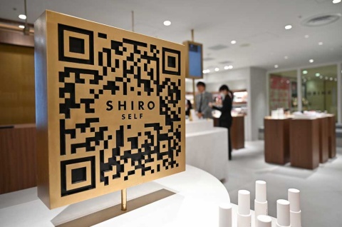 「SHIRO SELF」の入り口にはオブジェ風のQRコードが。スマホでかざすと、ショップのサイトに飛べる