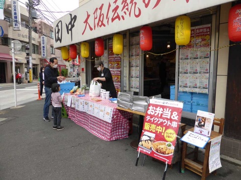 店の前で持ち帰り用の野菜を販売する「串カツ田中 世田谷店」(東京・世田谷)。新型コロナウイルスの影響で客数が減る中、イートイン以外の販路拡大に生き残りをかける