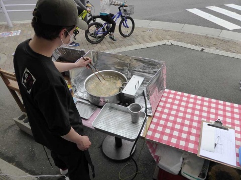 テークアウトの商品は要望があれば、その場で揚げる