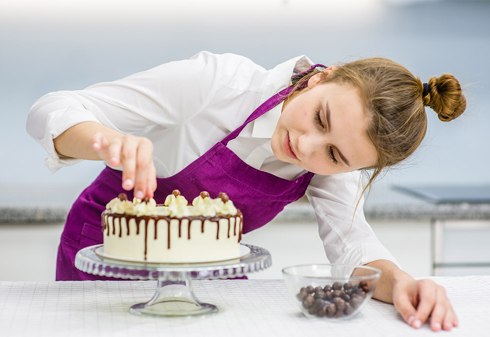 ケーキ、パン作りを楽しむ家庭が増えている（写真／Shutterstock）