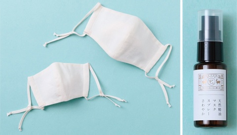 中川政七商店がガーゼブランド「NADELL」と開発した「オーガニックコットン立体3重ガーゼマスク NADELL×中川政七商店」(左)。 マスクに直接スプレーして使える天然製油の芳香剤「天然精油マスクスプレー」(右)