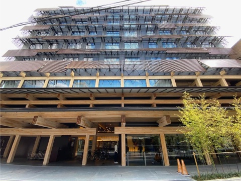 隈研吾氏監修により建築デザインされた「エースホテル京都」。伝統的な木組みやルーバーを多用し、京都の街の景観との調和を図っている。杉の骨組みや織物のようなクリンプ金網など質感のある素材を採用。ホテルエントランスには伝統的な和を感じさせる深い軒下を設けた