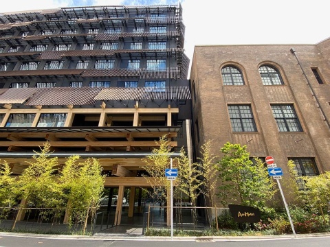 1926年竣工の旧京都中央電話局の建物をリノベーションした「新風館」の核テナントとしてエースホテルがアジア初進出。烏丸通り側(右)の保存棟と、中庭を囲んで建つ地上7階建ての新築棟からなる