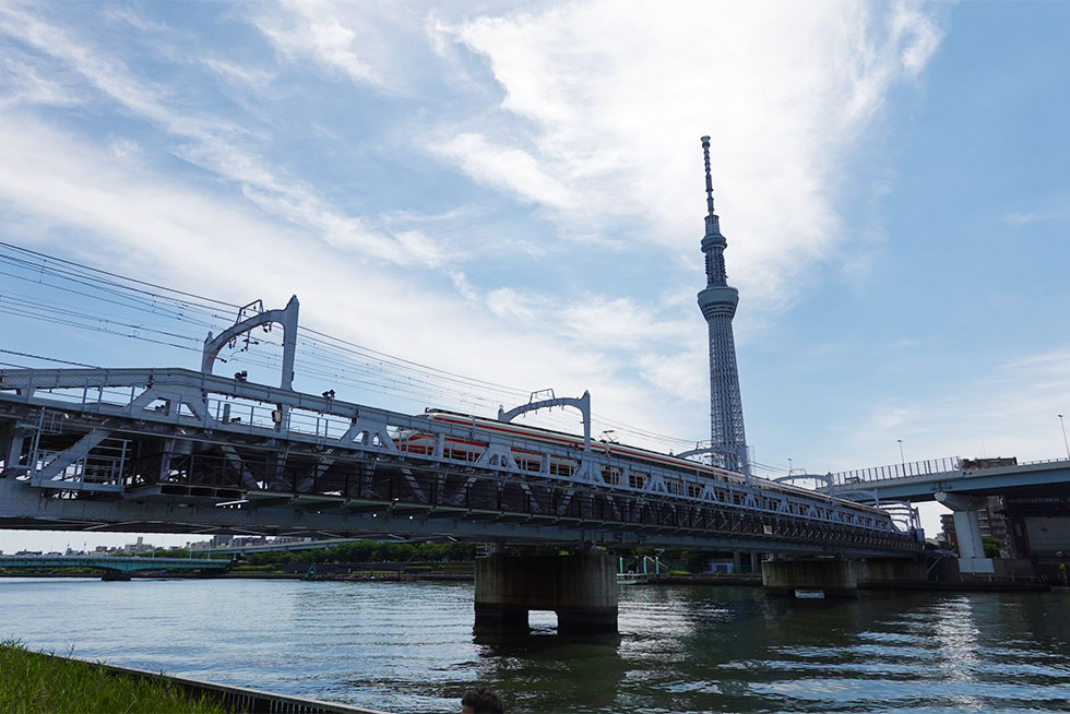 人の流れをつくれるか 隅田川に歩道橋 すみだリバーウォーク 日経クロストレンド