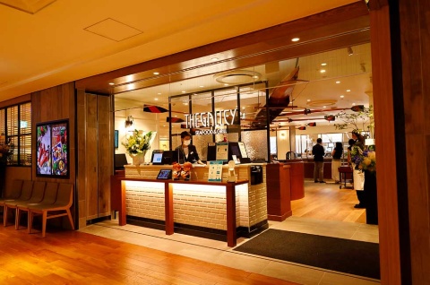 サラダバーの「密」を回避 配膳ロボットが動き回る未来形飲食店(画像)