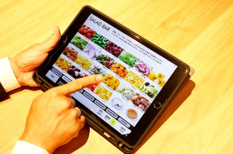 料理はタブレットで注文する仕組み