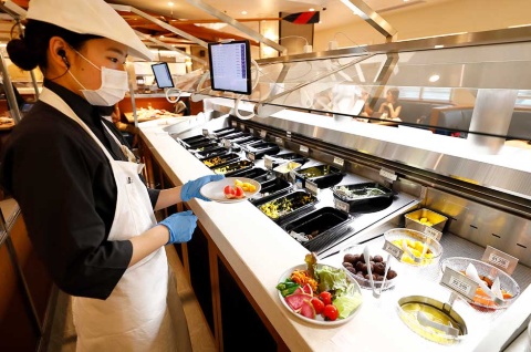 好きな野菜やフルーツを選択すると、その情報がサラダバー側に送られ、スタッフが皿に盛る