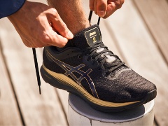 ドンキの規格外スニーカー 8000円台の ちょい高 でも売れる 日経クロストレンド ドンキの規格外スニーカー 8000円台の ちょい高 でも売れる 日経クロストレンド