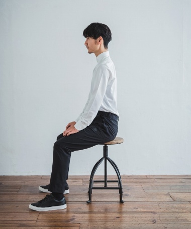 アパレルブランド「ファクトリエ」と共同開発した「“座る”を快適にするパンツ」2万1780円(税込み)。重量はわずか240グラム。はっ水効果もある