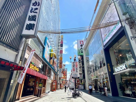 インバウンドでにぎわっていた大阪・道頓堀のメインストリート。新型コロナウイルスの世界的広がりにより、街の光景が一変した