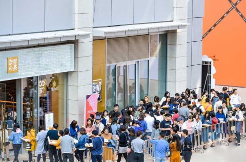 中国福建省廈門（アモイ）市の新店オープンの様子。開業日には毎回長蛇の列ができるという。オープン初日に6時間並んで購入したというエピソードも