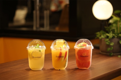 フルーツティーは3種類。左からレモンモヒーティー、フルーツティー、グレープフルーツティー。価格はレモンモヒーティーが600円、他の2種類は650円