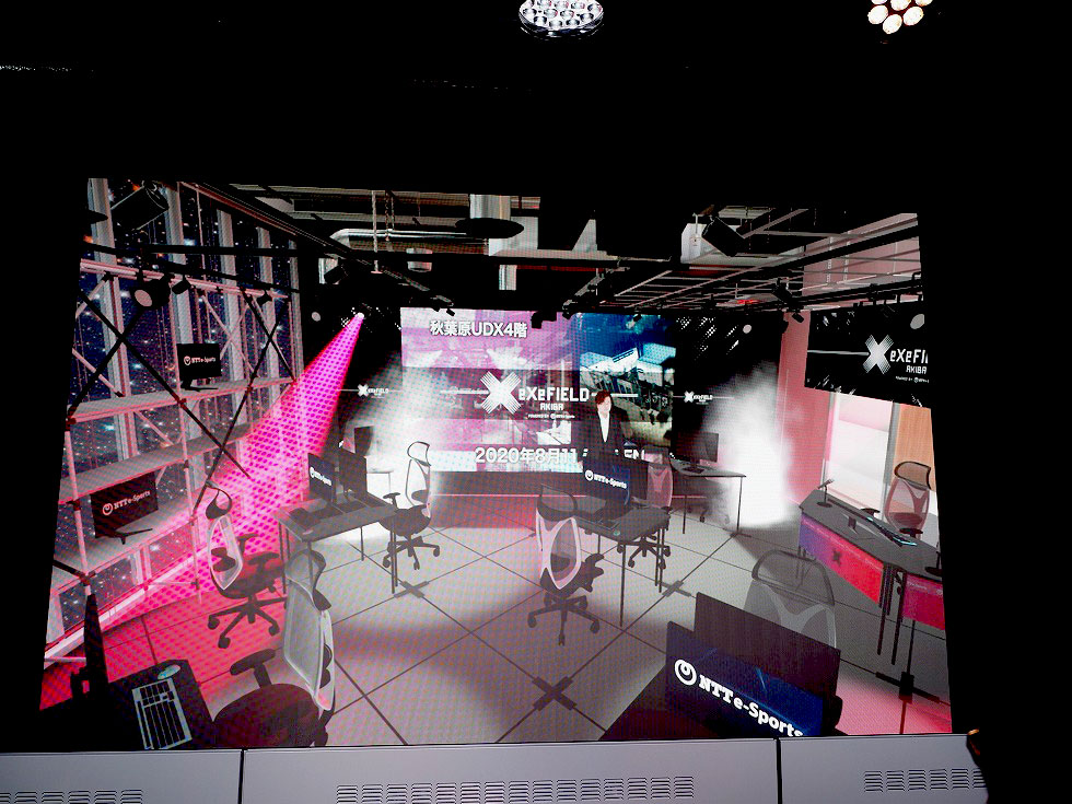 VR空間のeXeField Akiba。ライティングの演出などの確認もできる。また、ビル内では行えないスモークなど、VRならではの演出もできる