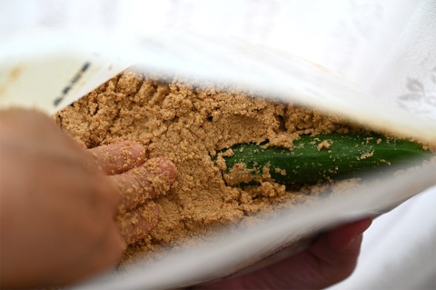 野菜を漬けるだけ。後は冷蔵庫に保管して出来上がりを待つ。1週間に1度程度かき混ぜれば、毎日かき混ぜる必要はない