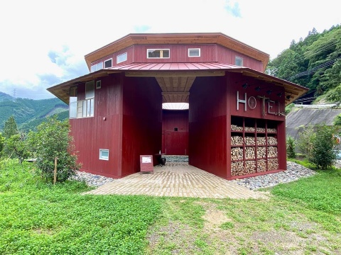 「ゼロ・ウェイストアクションホテル HOTEL WHY」はメゾネットタイプの客室が4室。建物の中央部には徳島名産の青石を敷き詰めた円形の中庭があり、雨が降ればカーテンのように見える設計になっている