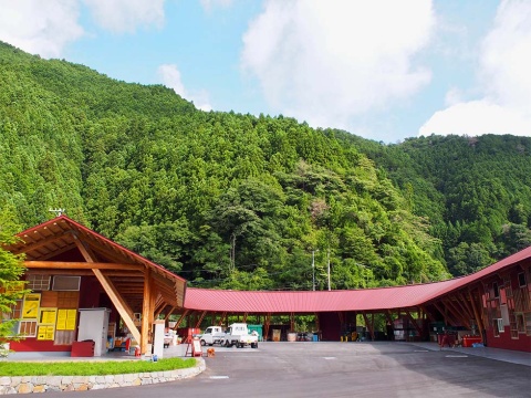 町に開かれた公共施設としての役割を担うため、すべてがオープンで目に見える形になっている「上勝町ゼロ・ウェイストセンター(WHY・ワイ)」。施設自体がリサイクルの過程を時系列で可視化できる配置に