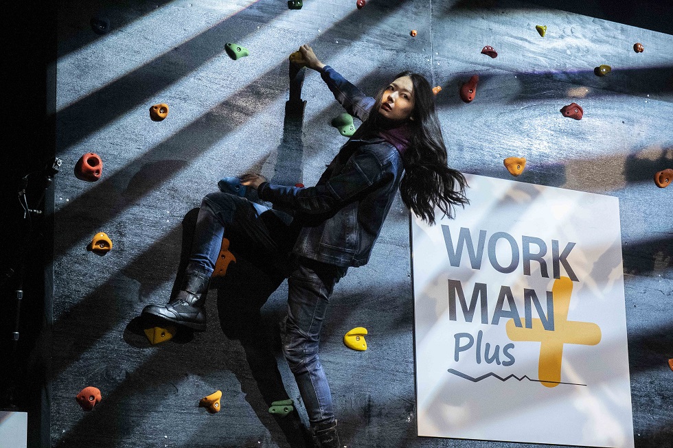 ボルダリングに挑む女性モデル