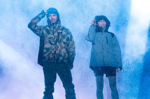 過酷な環境を再現したワークマンのファッションショー。前年にも増して強い雨がランウェイに降り注いだ