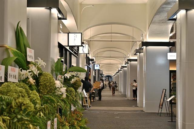 日比谷okuroji jr高架下の 忘れ去られた空間 を大人の路地に 日経クロストレンド