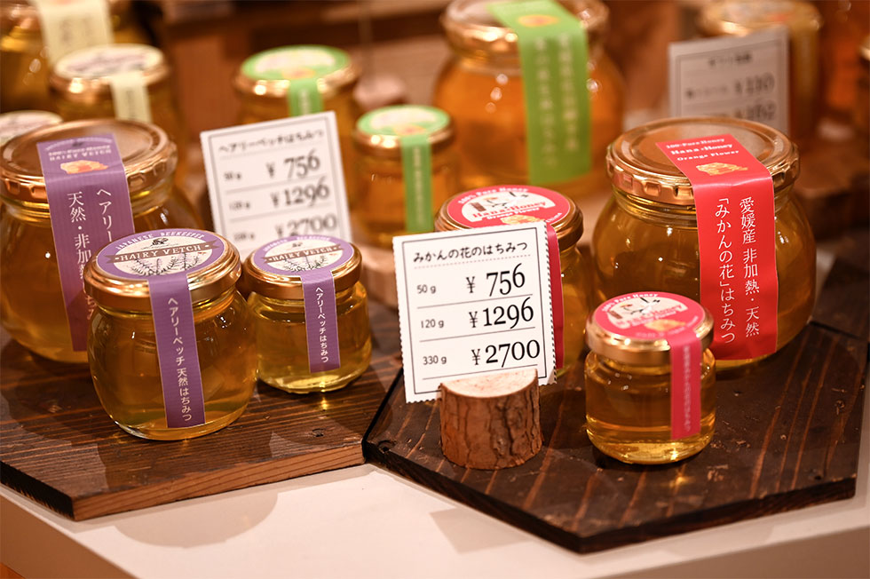 愛媛でかんきつ栽培と養蜂園を営み、全国の珍しいハチミツもそろえて、それぞれのこだわりを紹介するハチミツ専門店「BEE FRIENDSHIP」（ビーフレンドシップ）。絞ってそのままの生ハチミツは花ごとに個性が際立つ。ハチミツを使ったジェラート、ドリンクも販売
