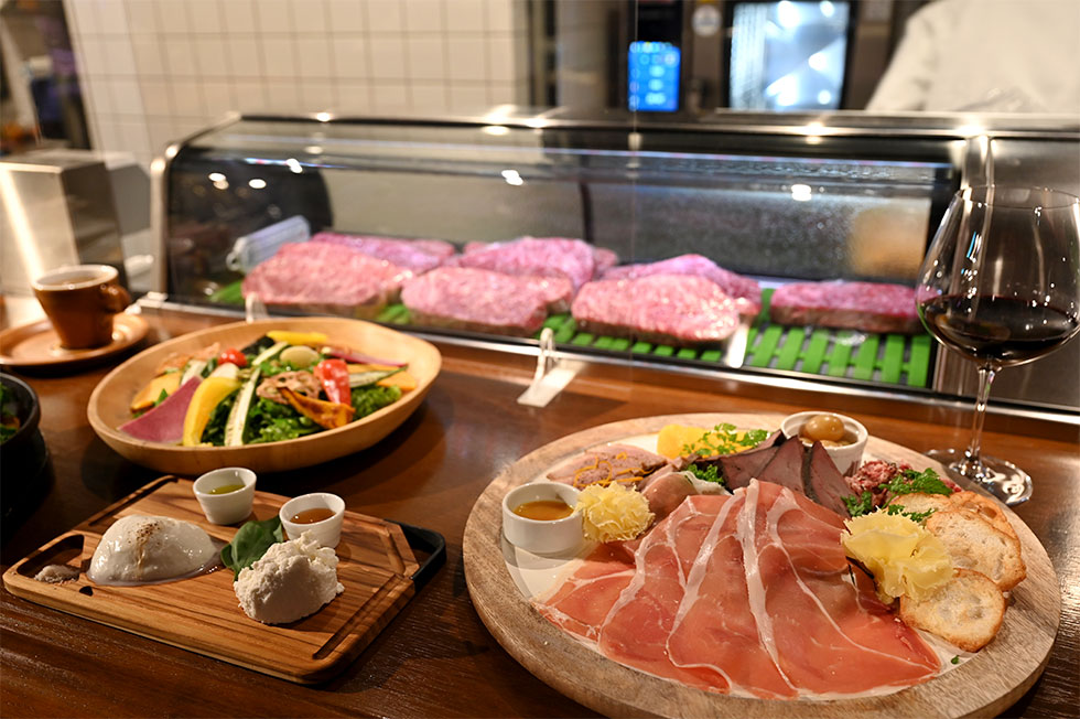 「ニクバルCARNIVOR」（ニクバルカーニヴォ）。仕入れにこだわり厳選した黒毛和牛を網焼きで提供する