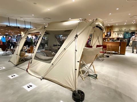 売り場中央には、スノーピークのテントやキャンプ用品を展示し、釣りとキャンプを楽しむシーンを演出