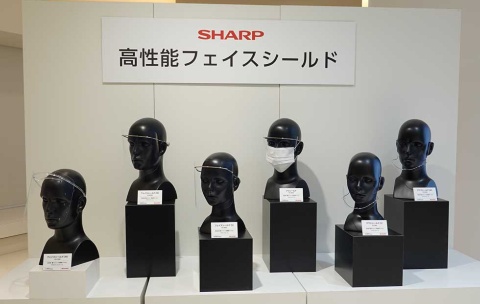 シャープのフェースシールド、アイシールド、マウスシールド。チタンフレームのモデルはいずれもフィルムが2枚付属する。フェースシールドとマウスシールドはMとSの2サイズある。ポリカーボネートフレームのフェースシールドはフィルムが1枚付属する