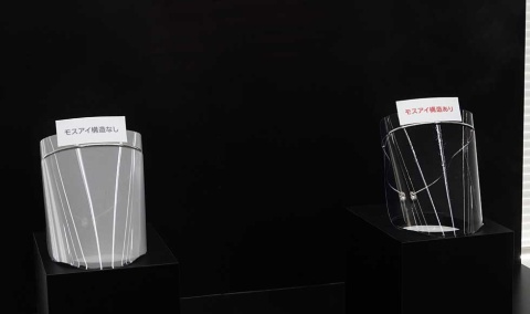 一般的なフィルム(左)とモスアイ技術を使ったシャープのフィルム(右)に水蒸気を当てているところ。シャープのフィルムは水滴が素早く拡散するため曇りにくい