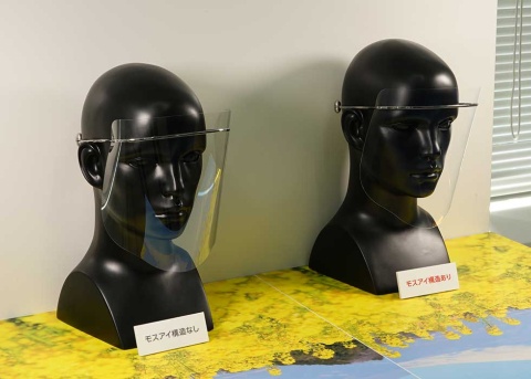 一般的なフィルム(左)とシャープのフィルム(右)に光を当てているところ。モスアイ技術を使ったシャープのフィルムは光の反射が目立たない