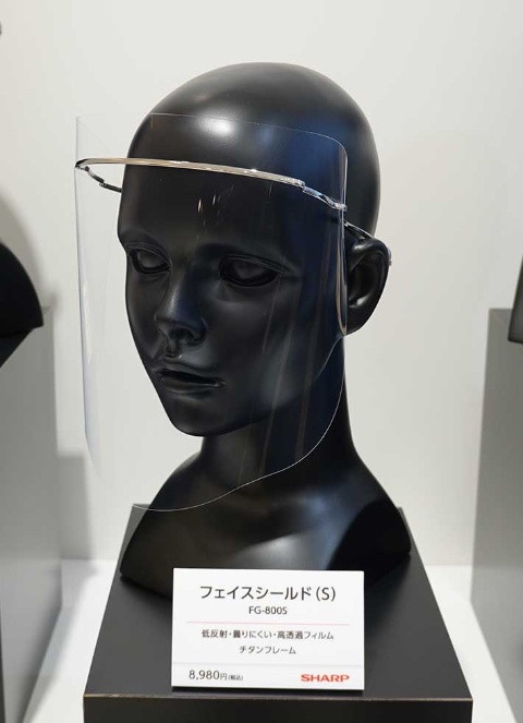 透過率が高く、反射や曇りを抑えたことで、目の前にフィルムがあることを意識させないような、快適な装着感を実現した