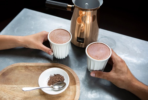 自宅で本格チョコレートドリンクがつくれる「ベルベタイザー」